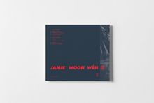 Cover mit dunklem Hintergrund. Songliste links, darunter "JAMIE WOON WĒN" in Rot. Rechts ein Muster.
