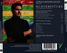 "LUIGI GAETANO GULLÌ KLAVIERSTÜCKE. Giosuè De Vincenti, piano. Bunter Hintergrund, Mann in Schwarz im Vordergrund."