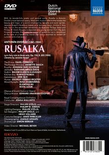 Texte: Antonín Dvořák, Rusalka, Dutch National Opera & Ballet. Ein Mann in Ledermantel steht mit einem Gewehr an einer Wand.