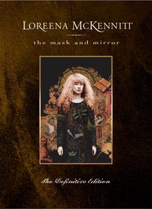 Text: "Loreena McKennitt", "the mask and mirror", "The Definitive Edition". Illustration einer Frau mit lockigem Haar vor Collage.