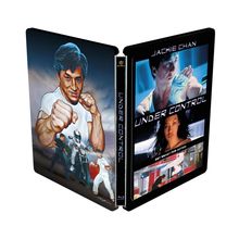"JACKIE CHAN", "UNDER CONTROL", "GET READY FOR ACTION". Illustration mit kämpfendem Mann und Motorradszene, Filmposter-Stil.