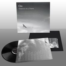 "OM Variations on a Theme" steht auf einer Schallplattenhülle mit Wolken und einem fliegenden Vogel.