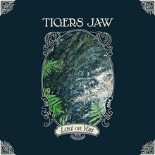 "Tigers Jaw" und "Lost on You" in dekorativem Rahmen, umgeben von Farnblättern auf dunklem Hintergrund.
