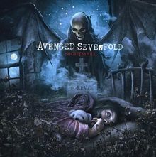 "Avenged Sevenfold," "Nightmare," "Forever" auf einem Grabstein. Skelett mit Flügeln steht über Bettszene mit Kind und Teddy.