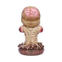 Eine Skulptur zeigt eine Figur mit sichtbarem Gehirn, umwickelt mit Bändern, die auf einer dekorativen Basis stehen.