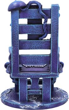 Der Text auf der Sitzfläche lautet: "Little Ass Kicker". Es handelt sich um einen lilafarbenen Miniaturstuhl mit Ketten.