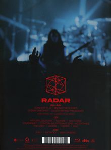"RADAR" in Rot, darunter Blu-ray-Infos. Rotes Würfellogo. Blaue Konzertszene mit unscharfen Musikern im Hintergrund.