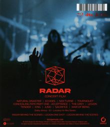 "RADAR CONCERT FILM" und Songtitel in Rot. Bühne mit Musiker in blauem Licht, Hände in der Luft, rote geometrische Grafik.