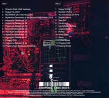 Links Trackliste Disc 1, rechts Trackliste Disc 2. Hintergrund: Elektronische Geräte mit vielen Kabeln, pink beleuchtet.