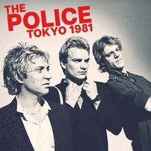 "The Police Tokyo 1981" in roten Buchstaben, drei Männer in schwarz-weiß, nachdenklicher Ausdruck, einer mit Anzug.