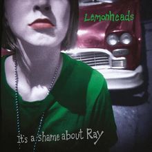 Texte: "Lemonheads", "it's a shame about Ray". Frau in Grün vor einem roten Auto, Lippen rot, ausdrucksstarker Stil.