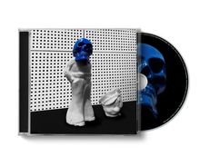 Links ein Heft mit einem blauen Totenschädel auf weißer Figur und rechteckigem Lochmuster-Hintergrund. Rechts eine CD.