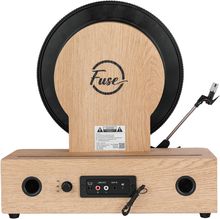 Logo mit Schriftzug "Fuse". Ein moderner Plattenspieler aus hellem Holz mit Anschlüssen und Drehregler.