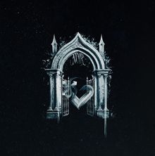 Text: "NOIR". Eine gotische Torbögen-Illustration mit Herz und Schlange in Schwarz-Weiß.