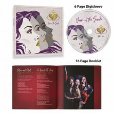 Texte: "Year of the Snake", "6 Page Digisleeve", "16 Page Booklet", "Frame and Fight", "Go Along Get Along". 

Illustration: Drei stilisierte, überlagerte Frauengesichter in unterschiedlichen Grautönen mit lila Haaren und goldenen Lippen.