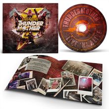 "Live N’ Alive" und "Thundermother" sind zu sehen. CD-Cover mit Flammen, Musikerinnen und Flaggen. Booklet mit Fotos und Text.