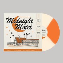 "Midnight Motel" in geschwungener Schrift. Illustration: Ein Motel mit Palmen, Halbmond und Sternen. Schallplatte in Orange.
