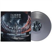 "IGNEA MONUMENTAL" steht über einem dystopischen Gebäude in einer nächtlichen Szene mit einem Halbmond. Graue Vinylschallplatte.