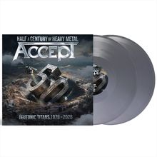 "Half a Century of Heavy Metal", "Teutonic Titans 1976-2026". Illustration eines massiven, metallischen Zahl 50 Kraters.