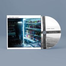 Auf der Vorderseite eines Albums steht: "FOR WARDS WEIGHT". CD: "SUMMER SWEEPS", "the belgian blue". 
Regal mit Getränken.
