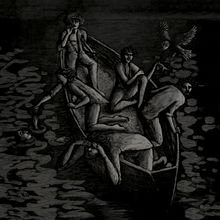 Eine Illustration zeigt eine Gruppe von Menschen in einem Boot auf einem dunklen Gewässer. Eine Eule fliegt nah vorbei.