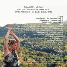 SARA ALDÉN - VOCALS, AUGUST BJÖRN - PIANO, DANIEL ANDERSSON RUNEVID - DOUBLE BASS. Im Hintergrund tanzt eine Frau im Freien.