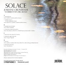 „SOLACE“ von Josefine Cronholm und Norrbotten Big Band. Ein Tracklist auf hellem Hintergrund mit Wasser und Blättern.