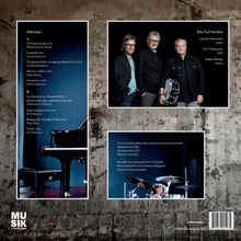 "Selection" und "Trio X of Sweden" Informationen. Links Musiktitel, rechts Bandmitglieder mit Instrumenten. Wandhintergrund.