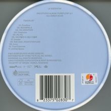 Text: LE SSERAFIM, 2nd Studio Album 'Pureflow' pt.1, Vol.1 Birch Scar, Tracklist: 1. Pureflow, 2. BOOMPALA, ...

Tracklist auf hellblauer runder Verpackung mit Barcode.