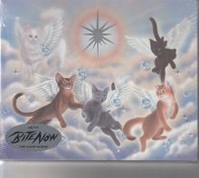 Text: "MEOW BITE NOW THE 2nd EP ALBUM". Illustration von fliegenden Katzen mit Engelsflügeln in einer himmlischen Szenerie.