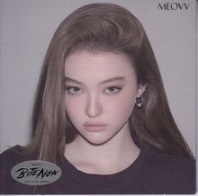 "MEOVV" oben, "Bite Now" und "The 2nd EP Album" unten in einem ovalen Emblem. Ein Gesicht mit langen Haaren.