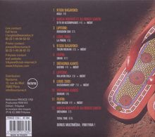 Texte: Titel wie "N'Gou Bagayoko", "Hadja Kouyaté et Ali Boulo Santo", Kontaktdaten, Trackliste. Visuell: Sandale auf Sand.