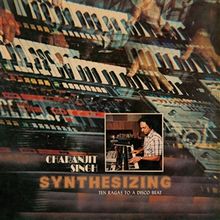 „Charanjit Singh Synthesizing Ten Ragas to a Disco Beat“. Bild von Mann am Synthesizer, viele Tastaturen.