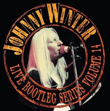 "JOHNNY WINTER" oben, "LIVE BOOTLEG SERIES VOLUME 14" unten, Bild von Person mit Mikrofon und langen weißen Haaren.