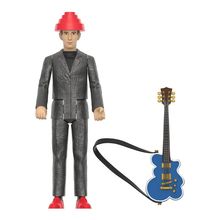 Actionfigur eines Mannes in grauem Anzug mit rotem Hut und roten Schuhen. Daneben eine blaue Gitarre mit Gurt.