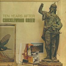 „Ten Years After CRICKLEWOOD GREEN“. Eine Statue eines Ritters, daneben ein ausgestopfter Vogel und Fotos.