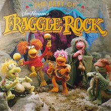 "The Best of Fraggle Rock" zeigt fröhliche, bunte Puppen in einer felsigen Höhle, einige spielen Instrumente.