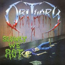 "OBITUARY" in metallischen Buchstaben, "SLOWLY WE ROT" in grüner Schrift, verwesender Körper auf dunklem Boden.