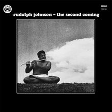 „rudolph johnson – the second coming“. Ein sitzender Mann spielt Querflöte, umgeben von Wolken.
