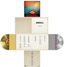 Die Mitte zeigt "BUGONIA" und "original motion picture soundtrack". Oben ein Cover mit einem farbenfrohen Hintergrund und Lippen. Unten sind zwei Schallplatten zu sehen, links gold und rechts silber.