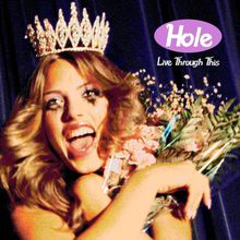 Logo mit Text: "Hole Live Through This". Eine lachende Frau mit Krone und Blumenstrauß vor blauem Hintergrund.