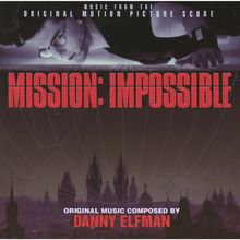 „MISSION: IMPOSSIBLE“ in Rot, darunter „Original Music by Danny Elfman“ in Weiß. Oben ein Mann in Schwarz.