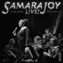 Text: "Samara Joy & Her Septet Live! At The Blue Note L.A." Sängerin steht mit Mikrofon, hinter ihr spielt ein Septett.