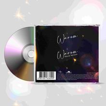 Auf einem CD-Cover stehen: "1. Warum", "2. Warum Movie Version". Es gibt funkelnde Lichteffekte im Hintergrund.