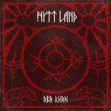 Text: "NYTT LAND" oben, "ABA KHAN" unten. Rote, tribalartige Symbole auf dunkelbraunem Hintergrund.