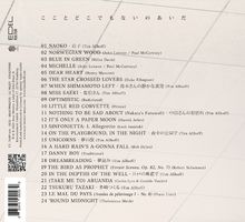 Liste von 24 Musiktiteln und Komponisten. Hintergrund: beige Fliesen. Links Text und Logo "Edel Kultur".