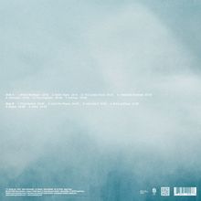 Zwei Seiten mit Titeln und Zeiten: Seite A hat sieben Titel; Seite B hat sechs. Ein minimalistischer, nebliger Hintergrund.