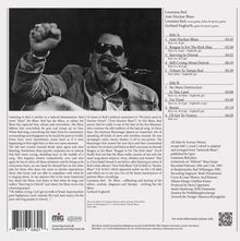 Text oben rechts: 
„Louisiana Red
Anti-Nuclear Blues
...
Recorded February 10th ...“ 

Text links unten: 
„Listening to Red is similar ...
...
...
...
nothing but the truth.” 

Oben mittig: 
Schwarz-weißes Foto eines Mannes mit Sonnenbrille am Mikrofon.