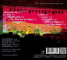 Trackliste: Nouveau Son, Lilac, Nightwatch, You Play For Us Today, Nomads, Laila, Levant, Rücksturz, Shibuya Nights, In Da Jungle. Musiker: Lutz Graf-Ulbrich, Axel Heilhecker, Tim Sund, Daniel Cordes, Burghard Rausch. Auftritt Live im Kesselhaus, Berlin. Datum: 1. Dezember 2025. Im Hintergrund eine Bühne mit Musikern unter buntem Licht.