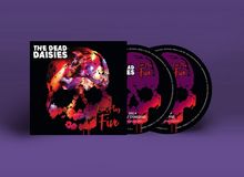 "The Dead Daisies", "Live Plus Five". Bunte Schädel-Illustration auf schwarzem Hintergrund mit CDs.